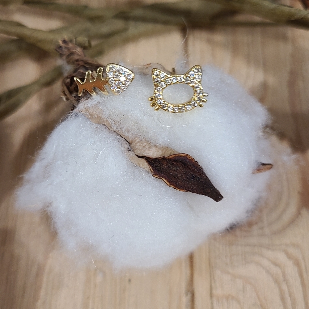 🐈🐟NEW🐈🐟ADORABLE!! Asymetrical Cat and Fish Earrings in GOLD with CZ'S - Picture 8 of 13